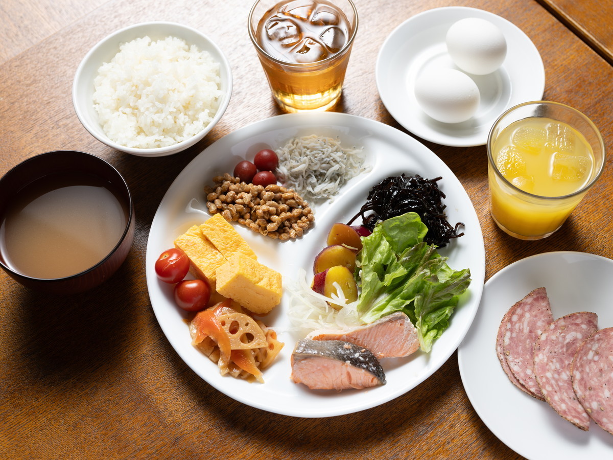 アパホテル<八丁堀駅南> 【朝食付き】築地市場直送の生鮭など30品目以上の和洋ビュッフェ