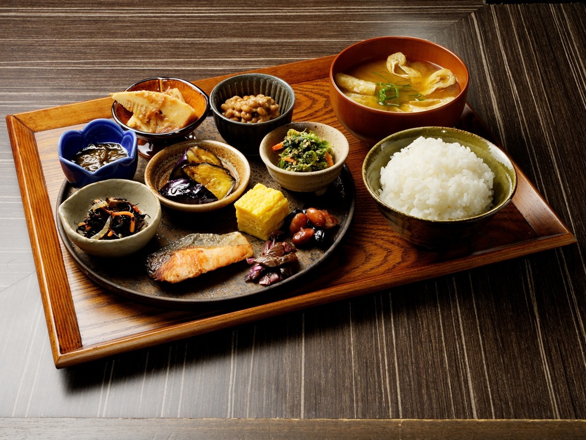 アパホテル＜八丁堀 新富町＞ 【朝食付き】朝7時から営業。日替わり和定食と藍の出汁を使ったラーメン定食