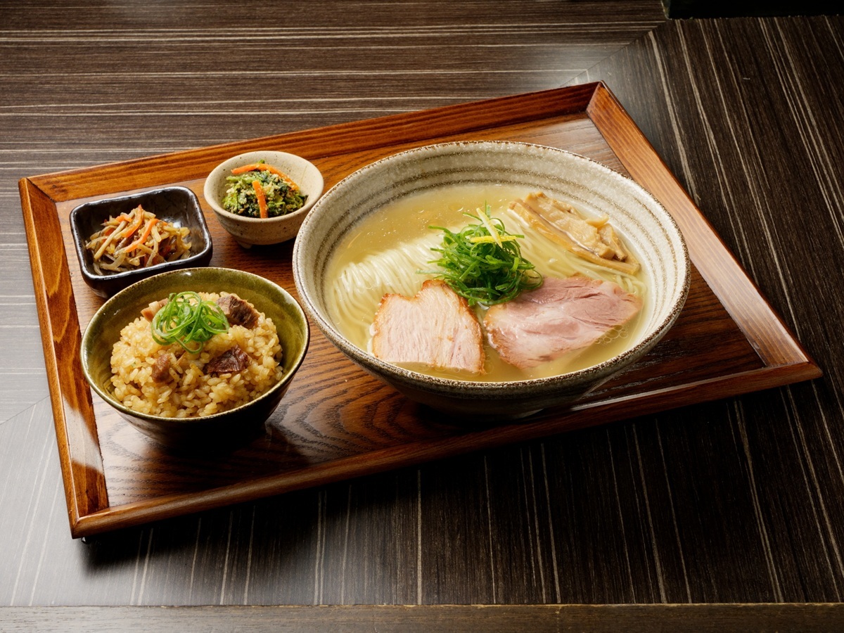 アパホテル＜八丁堀 新富町＞ 【朝食付き】朝7時から営業。日替わり和定食と藍の出汁を使ったラーメン定食