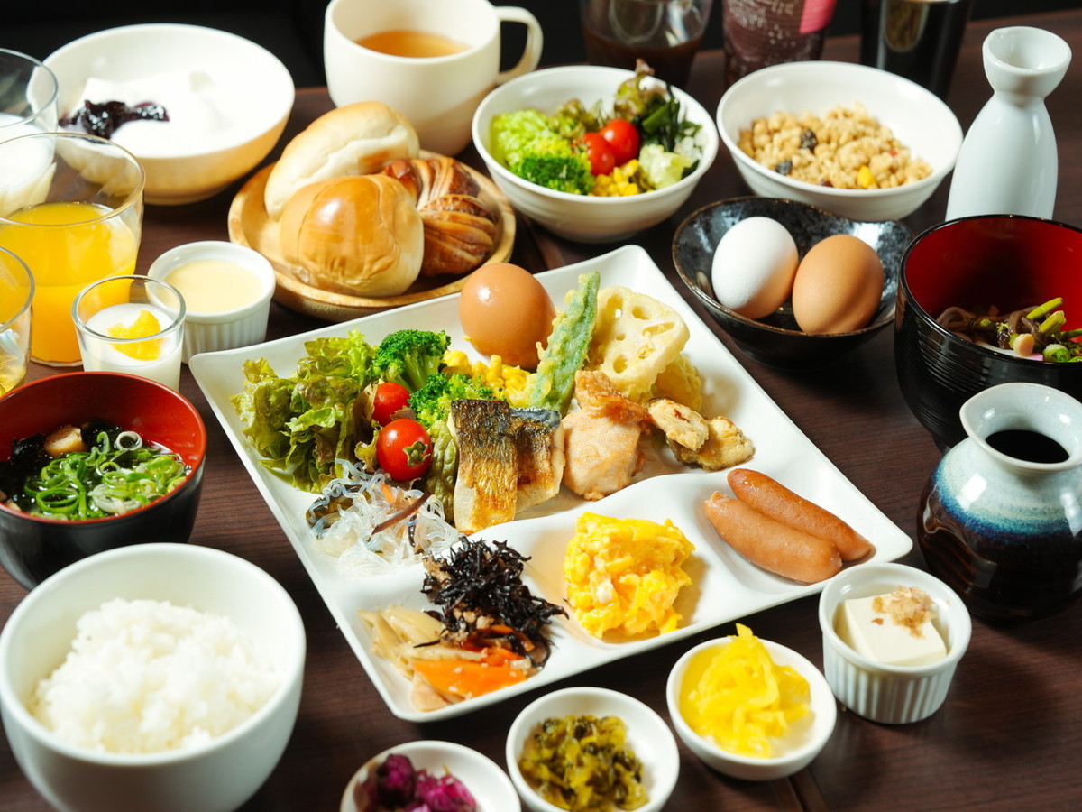 アパホテル＜東梅田 南森町駅前＞ 【朝食付】大人気の30種類以上ビュッフェ付！名物「ふぐの西京焼き」が朝から食べ放題！