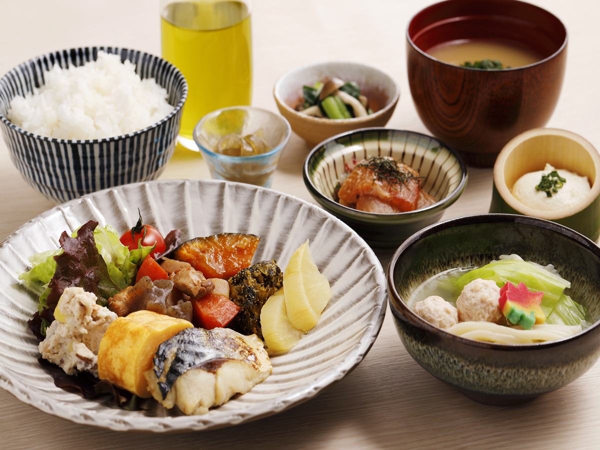 アパホテル<博多駅筑紫口> 【朝食バイキング付】水炊きや博多の郷土料理がメインの朝食