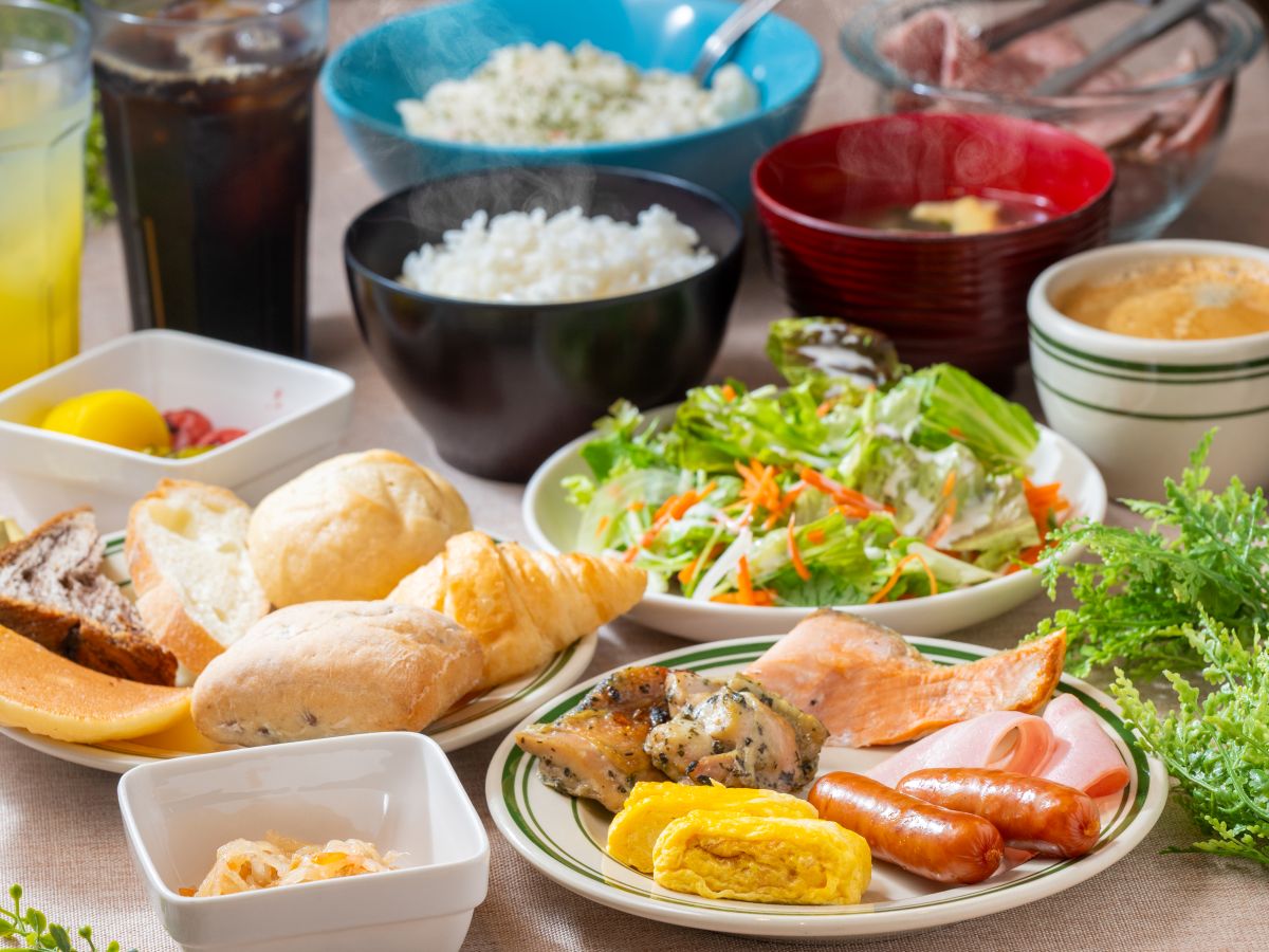 アパホテル＜神田駅前＞ 【朝食付】オシャレなレストランで美味しいビュッフェ朝食◇自動チェックイン機設置◯JR神田駅徒歩3分