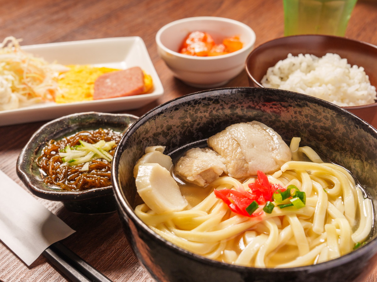 アパホテル<那覇空港若狭> 【朝食付】ゆいレール「県庁前駅」徒歩12分 ■那覇空港から車で約6分【アパは映画もアニメも見放題】