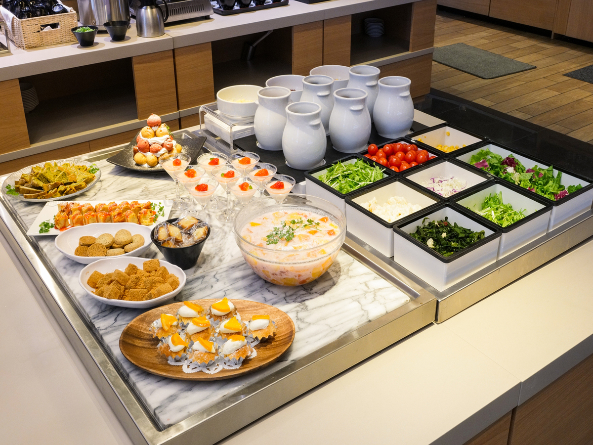 アパホテル＆リゾート〈御堂筋本町駅前タワー〉 【夕食付き】牛ロースステーキと和洋のディナービュッフェ●飲み放題付き