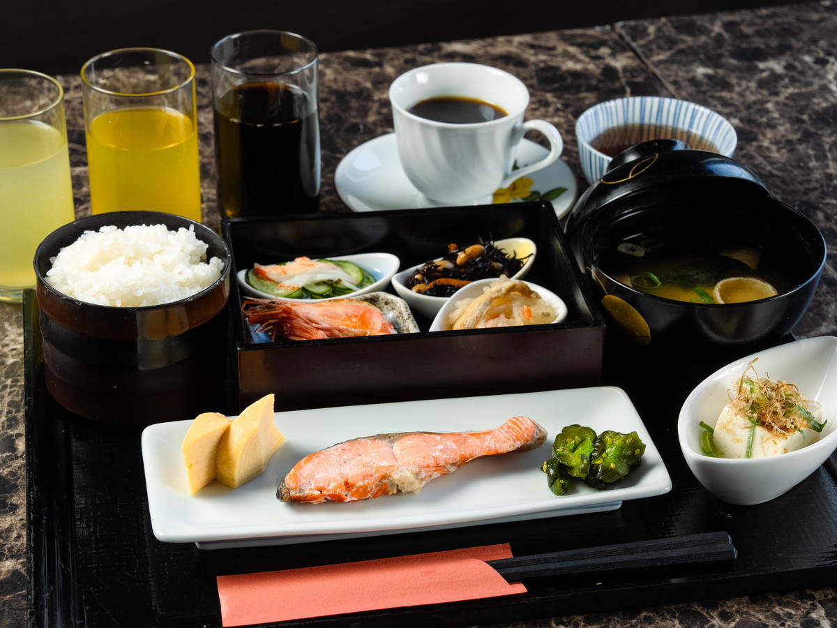 アパホテル<天王寺駅前> 【朝食付き】選べる定食スタイル!一日の始まりはおいしい朝食から【アパは映画もアニメも見放題】