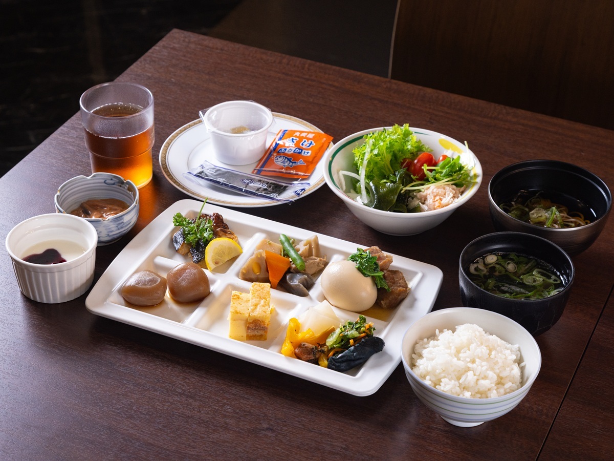 アパホテル＜山形鶴岡駅前＞ 【朝食ビュッフェ付】朝6：30から♪　庄内産の新鮮な食材を多く使用した和洋約30種類のビュッフェ♪