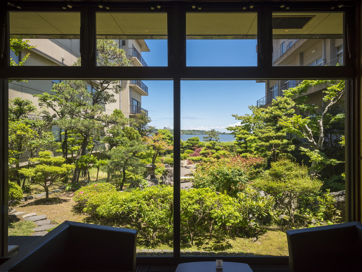 湖畔の宿森本 【素泊まり】湖畔の温泉浴×フリーラウンジ｜シンプルに過ごす自由旅（食事なし）
