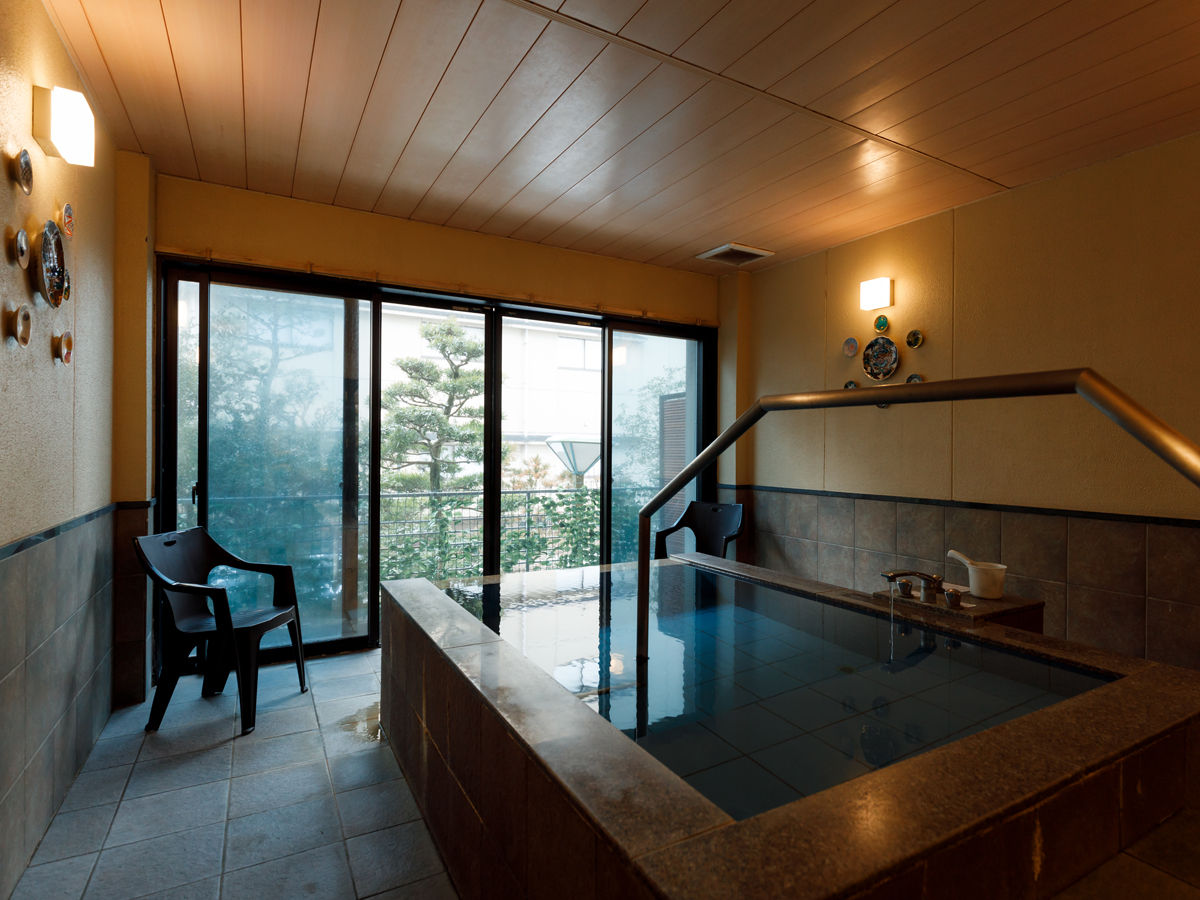 湖畔の宿森本 【素泊まり】湖畔の温泉浴×フリーラウンジ｜シンプルに過ごす自由旅（食事なし）