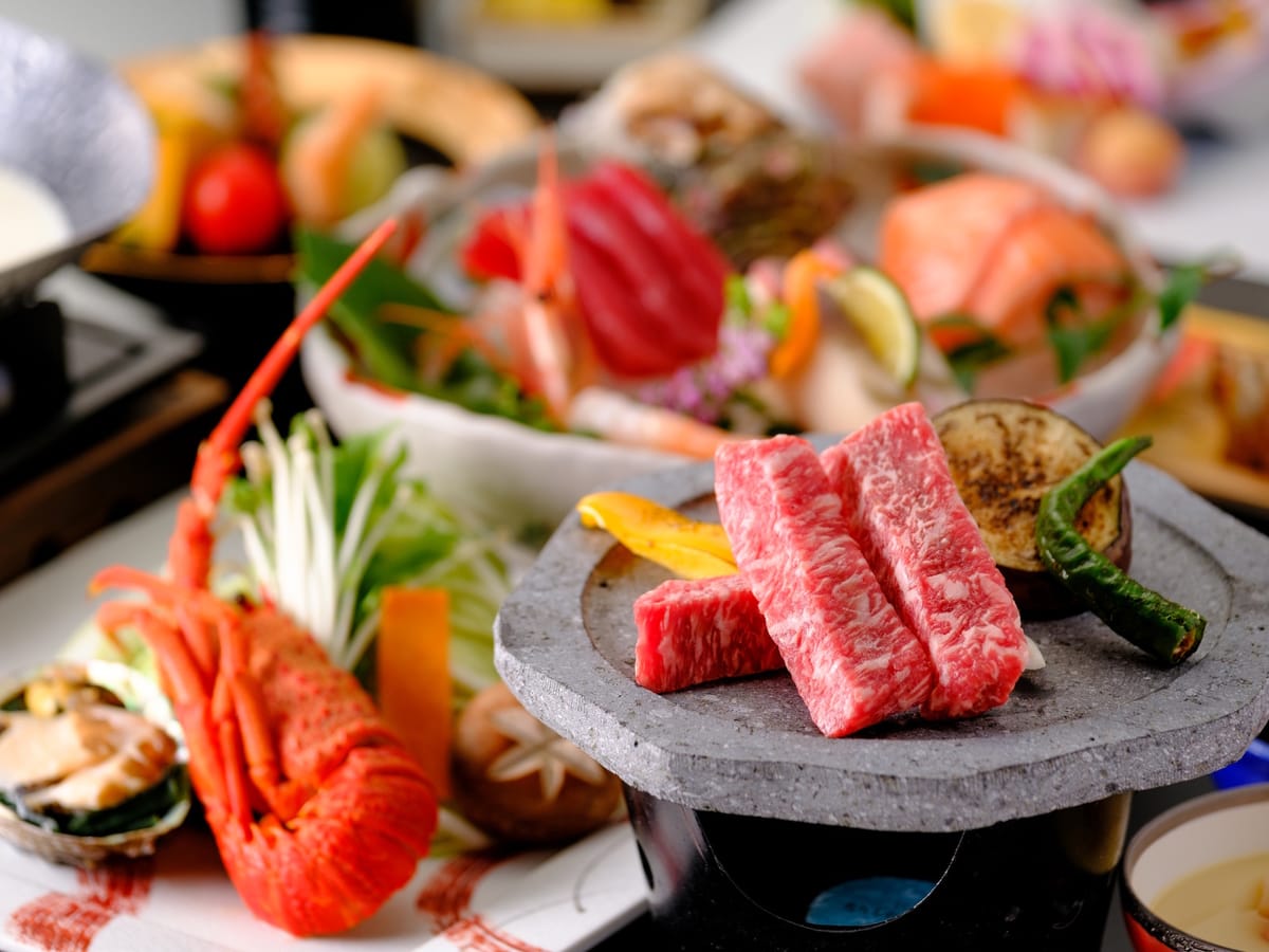 三朝館 【早期予約30】【料理長お墨付き★贅沢味覚会席】これぞ贅沢12品~活鮑×イセエビ×鳥取和牛!~美食と美肌の湯に癒されて