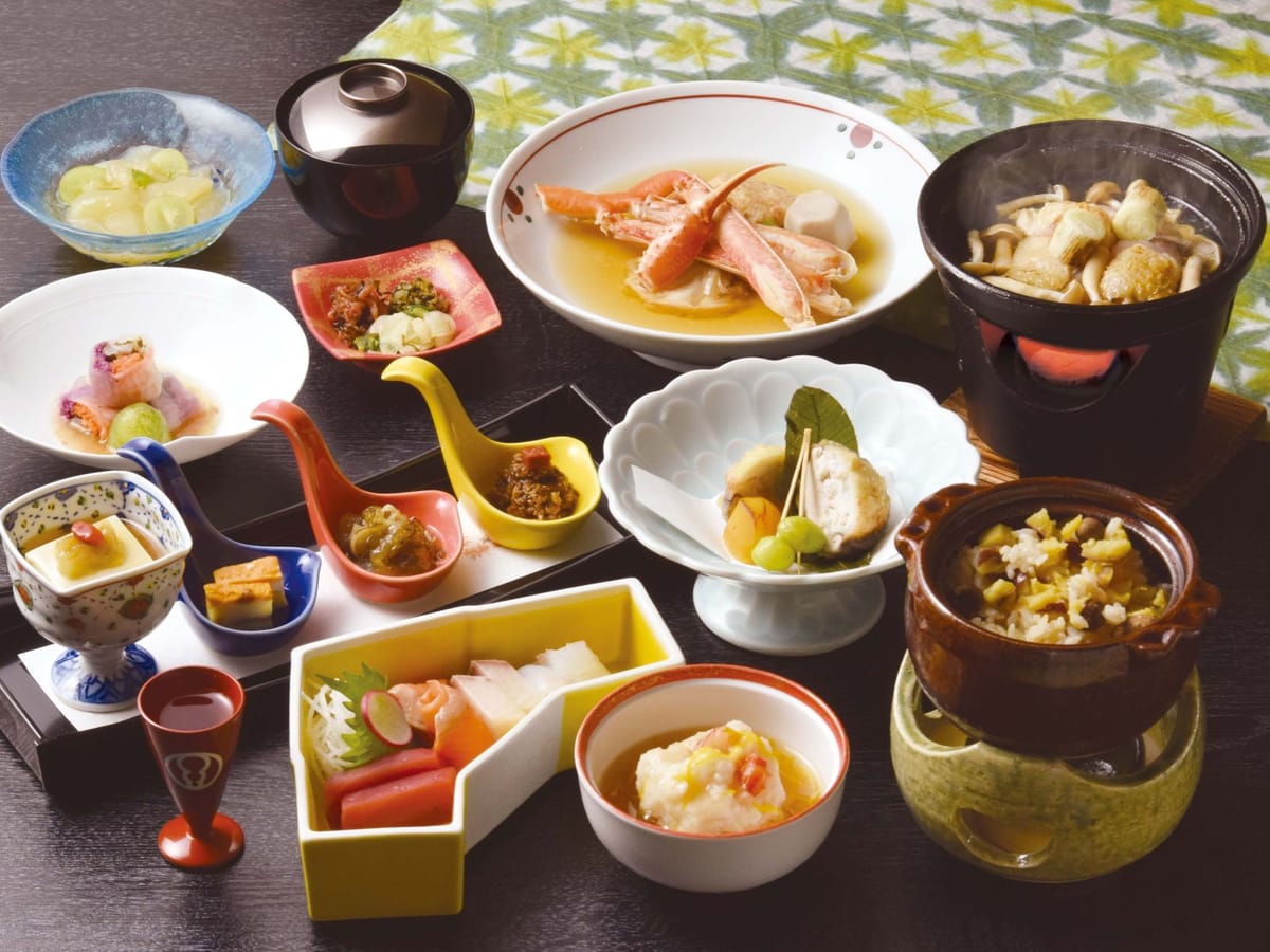 第一滝本館 【食事処】旬を感じる会席を半個室のテーブル席で／季節の御膳★☆☆＜湯の里＞