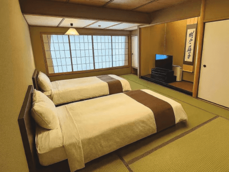 山鹿温泉 清流荘 ■鹿門亭■ 和室14畳 <畳にベッドのお部屋> ※町側※