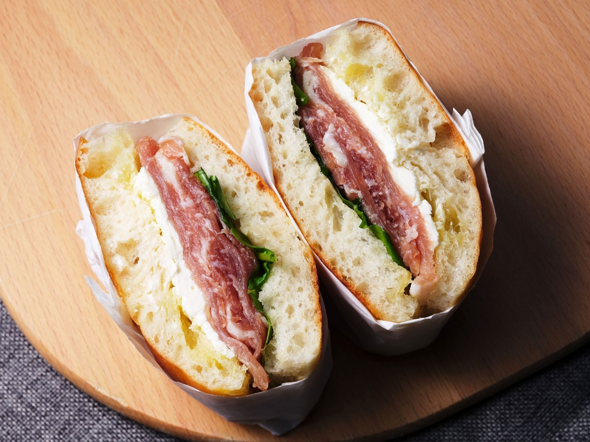 IN THE LIBRARY hotel and books TOKOROZAWA 夜ふかし読書におすすめ♪　ゆったりステイ12：00アウトプラン ＜ 朝食付 ＞