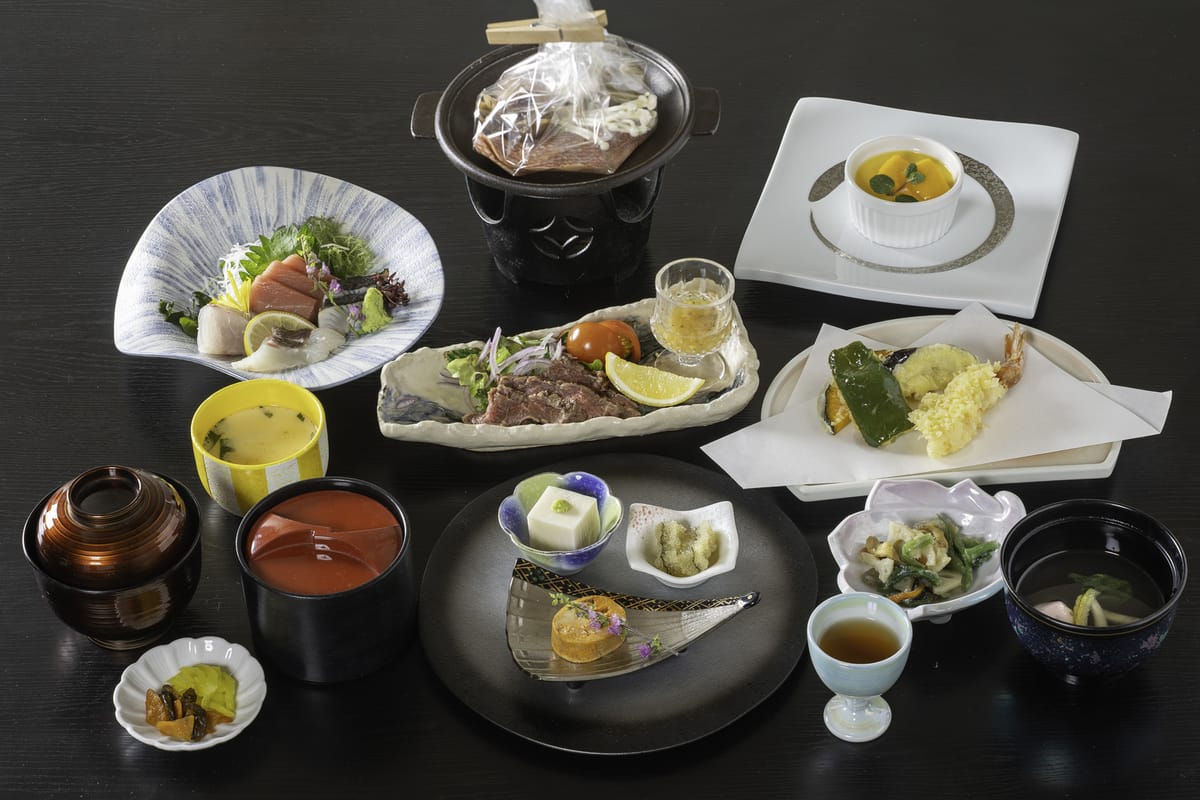 青島サンクマール 公式HP「華やぎ会席」お造り4点盛り・赤魚の包み焼き・天ぷら　≪売店券付き≫