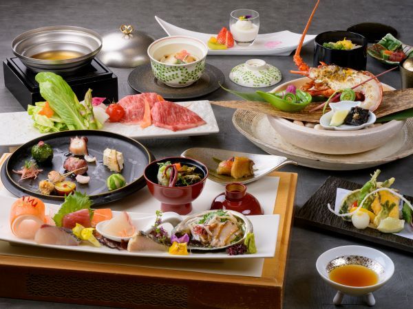 鳥羽国際ホテル 潮路亭 【夕食は後半席（20時前後確約）】伊勢海老・鮑付　味覚プラン