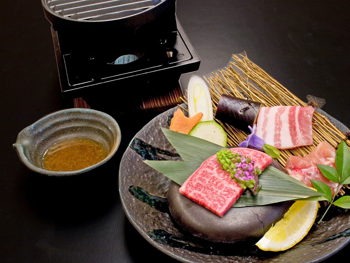 旅亭 山の井 「美食プレート会席」と地元のお肉3種　陶板焼き