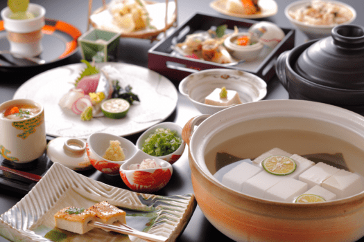 清水小路 坂のホテル京都 【湯豆腐御膳】旬魚の造りや天婦羅とともにやさしいお豆腐料理を味わう二食付きステイ(DP)
