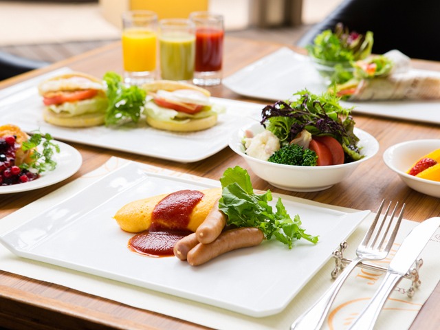 神戸ベイシェラトン ホテル＆タワーズ 陽光注ぐ朝のレストランでアイテム豊富な和洋バイキング★オムレツやフレンチトーストのライブクッキングも 