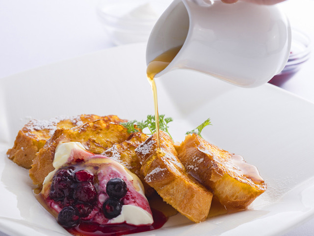 神戸ベイシェラトン ホテル＆タワーズ 陽光注ぐ朝のレストランでアイテム豊富な和洋バイキング★オムレツやフレンチトーストのライブクッキングも 