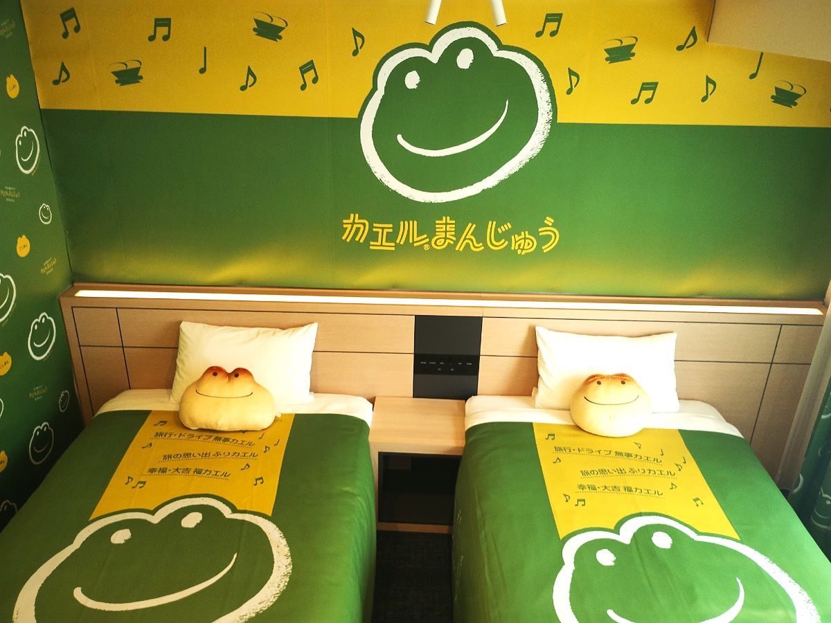 変なホテルプレミア名古屋 伏見駅前 【名古屋土産の定番カエルまんじゅうルーム】非売品カエルまんじゅうのぬいぐるみ＆「カエルのミルク風呂」ドリンクセット引換券付き（朝食付き）