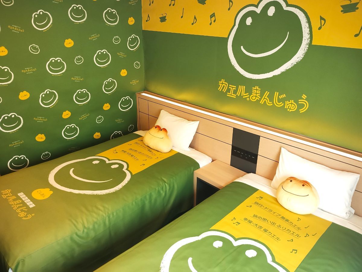 変なホテルプレミア名古屋 伏見駅前 【名古屋土産の定番カエルまんじゅうルーム】非売品カエルまんじゅうのぬいぐるみ＆「カエルのミルク風呂」ドリンクセット引換券付き（朝食付き）