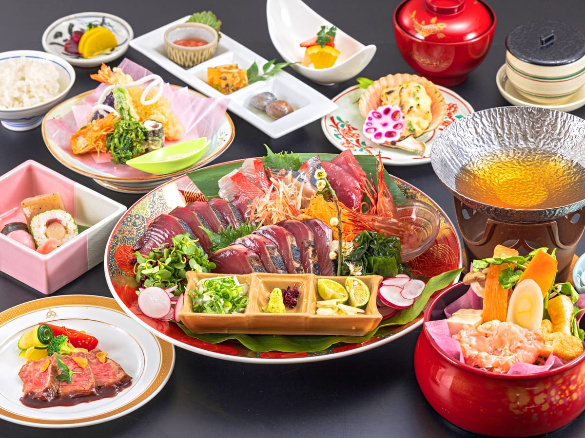 高知城下の天然温泉　三翠園（さんすいえん） 【スタンダード会席｜2食付】土佐の山海の恵みを五感で愉しむ皿鉢風会席。和洋バイキングスタイルの朝食