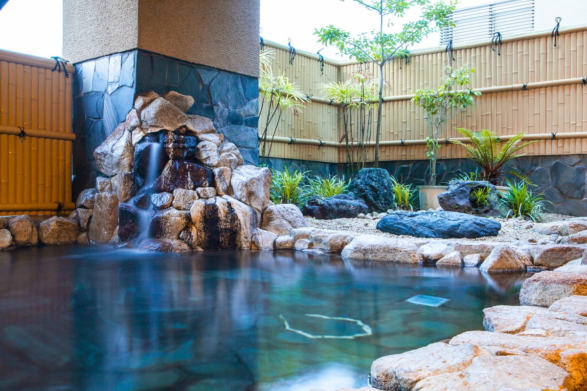 高知城下の天然温泉　三翠園（さんすいえん） 【スタンダード会席｜2食付】土佐の山海の恵みを五感で愉しむ皿鉢風会席。和洋バイキングスタイルの朝食