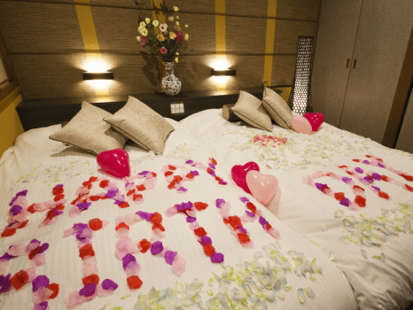 金沢湯涌温泉　百楽荘 ◆記念日プラン◆～大切な人と過ごす特別な日に、ケーキ＆スパークリングワイン＆フラワーぺタルでお祝い～