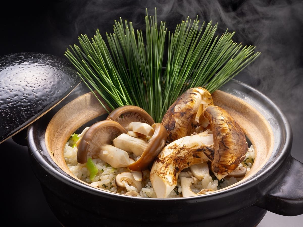 吉祥やまなか 【名物土鍋ご飯】秋は松茸、冬は夫婦蟹を味わう~美食と地酒の贅沢旅
