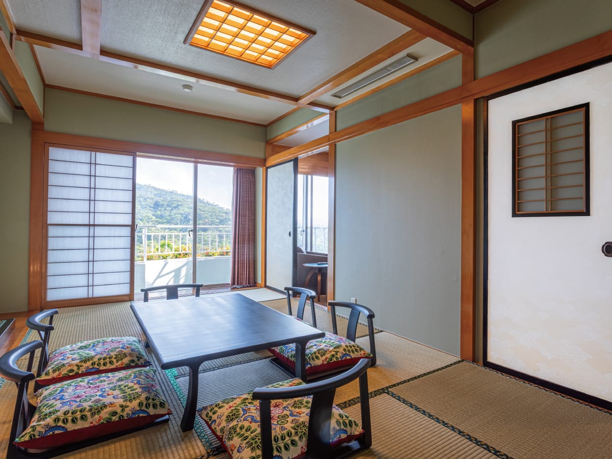 沖縄かりゆしビーチリゾートオーシャンスパ ◆2室限定・琉球ルーム◆色鮮やかな紅型雑貨がお部屋を彩る／朝食付き