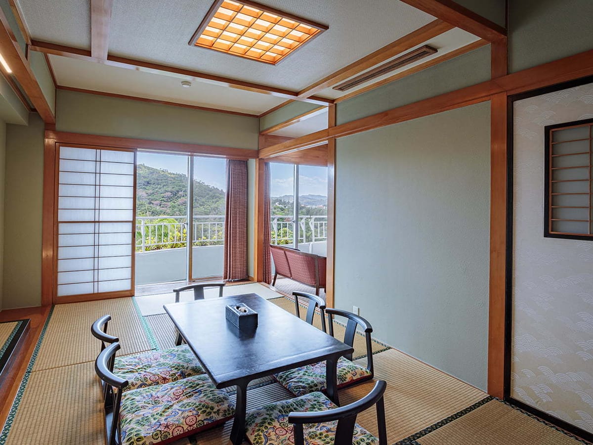 沖縄かりゆしビーチリゾートオーシャンスパ ◆2室限定・琉球ルーム◆色鮮やかな紅型雑貨がお部屋を彩る/朝食付き