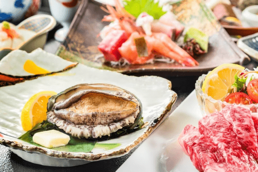 伝統旅館のぬくもり 灰屋 【若狭牛】×【活あわび】　灰屋自慢のご当地グルメプラン