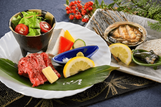 伝統旅館のぬくもり 灰屋 【若狭牛】×【活あわび】 灰屋自慢のご当地グルメプラン
