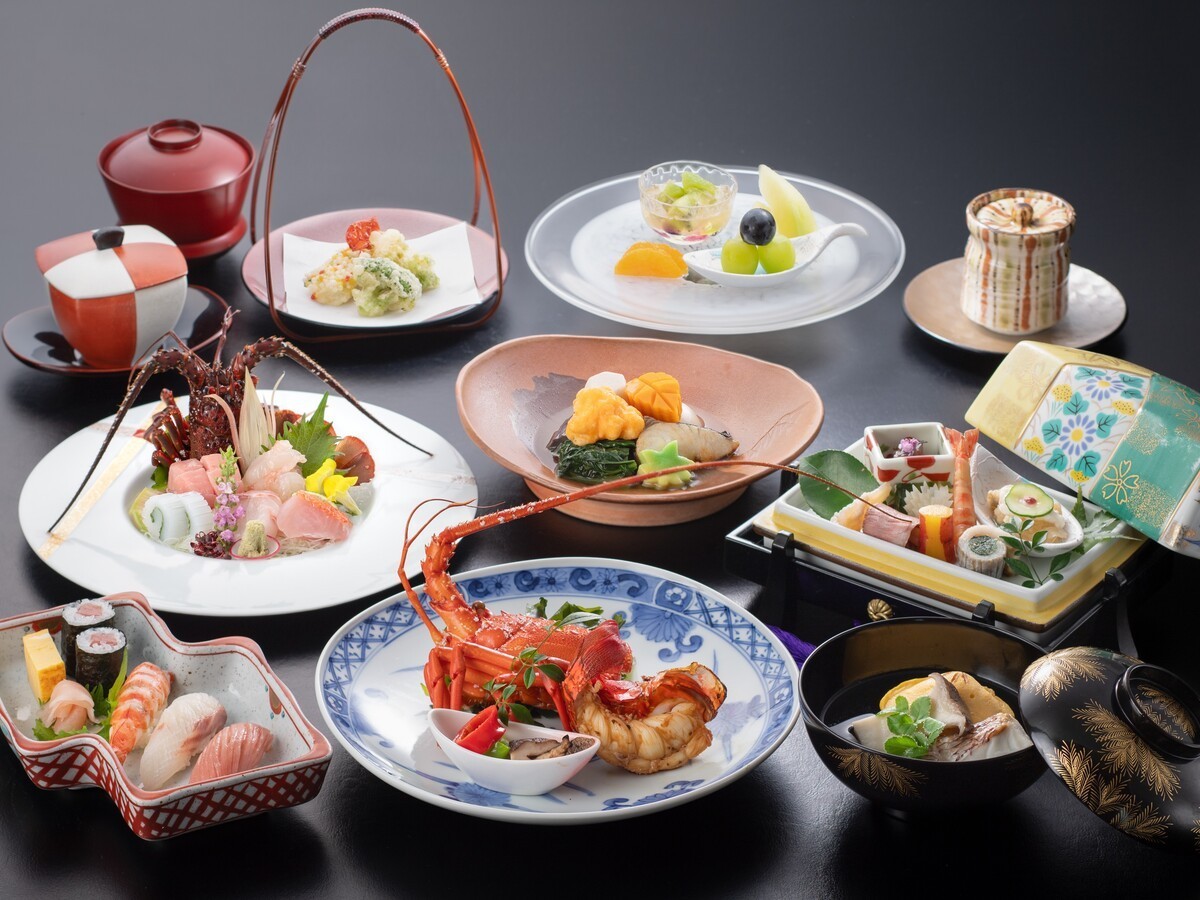 志摩観光ホテル　ザ　ベイスイート 【和食会席 / 美味佳宴】鮑、伊勢海老など海の幸が並ぶ美味し国の和会席「華（はな）」＜夕朝食付＞
