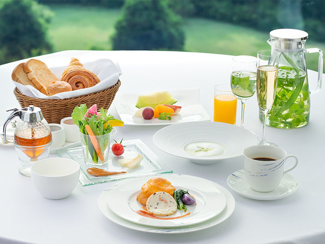 志摩観光ホテル　ザ　ベイスイート 【和食会席 / 美味佳宴】鮑、伊勢海老など海の幸が並ぶ美味し国の和会席「華（はな）」＜夕朝食付＞