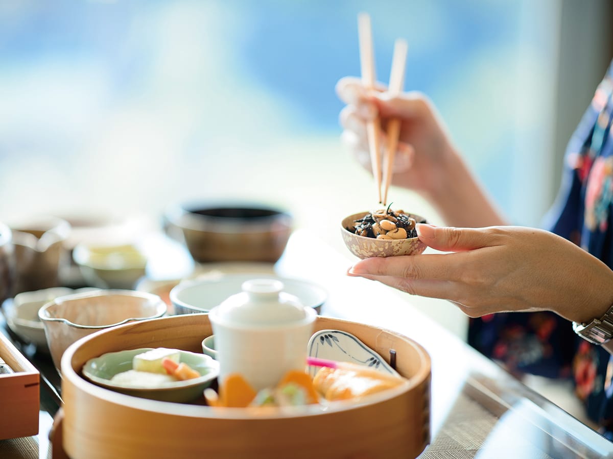志摩観光ホテル　ザ　ベイスイート 【和食会席 / 美味佳宴】鮑、伊勢海老など海の幸が並ぶ美味し国の和会席「華（はな）」＜夕朝食付＞