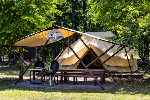 グランピングリゾート　フェーリエンドルフ ［大型テント］グランピング‐屋根付BBQスペース完備‐