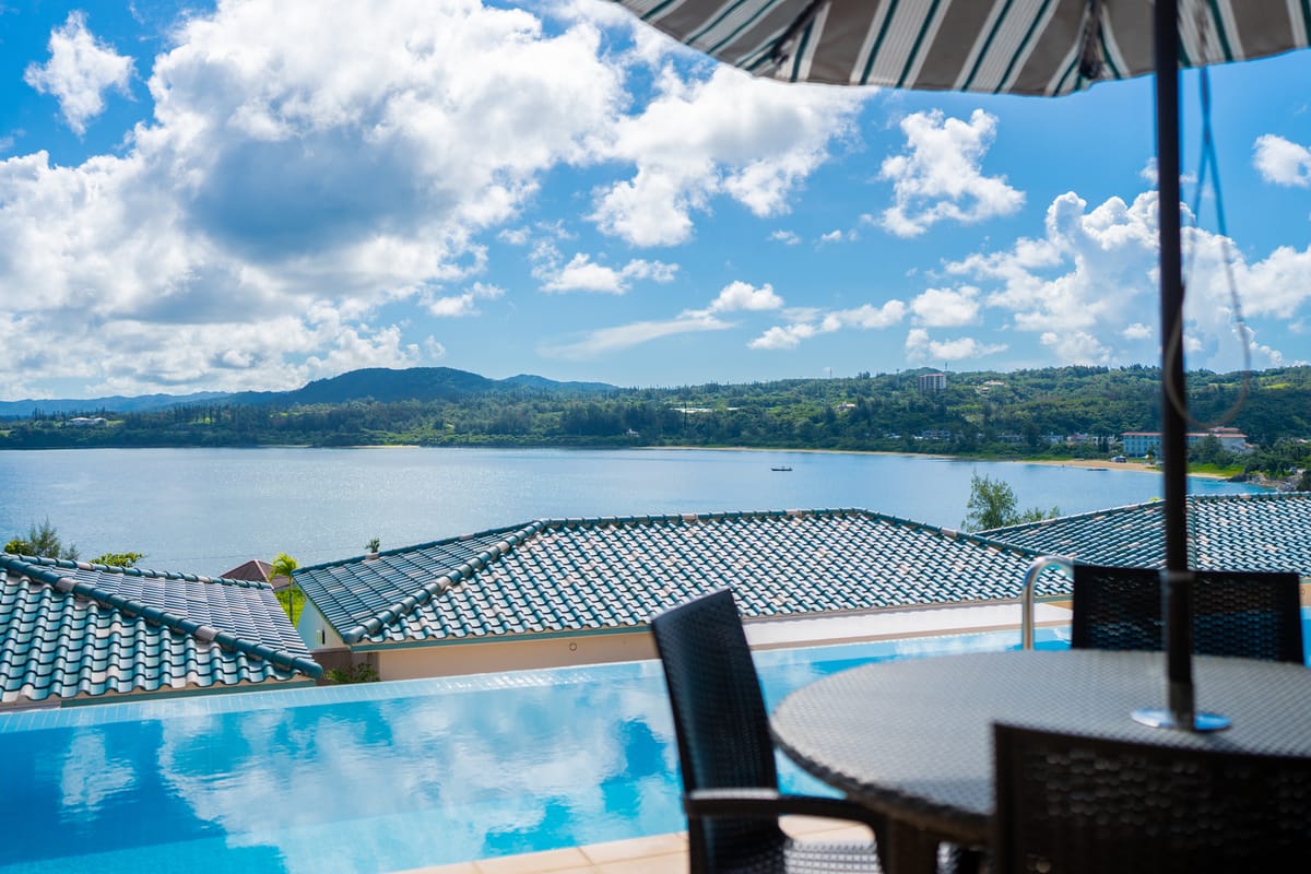 オリエンタルヒルズ沖縄 【オリヒルステイ】プールサイドで始まる、至福の一日(朝食付)