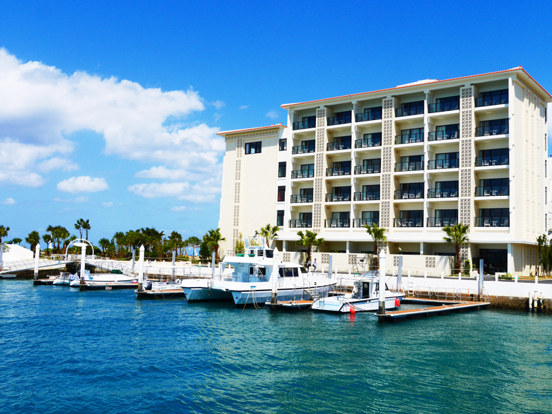 プライベートマリーナの前にそびえたつ、新客室棟「サウスタワー」外観