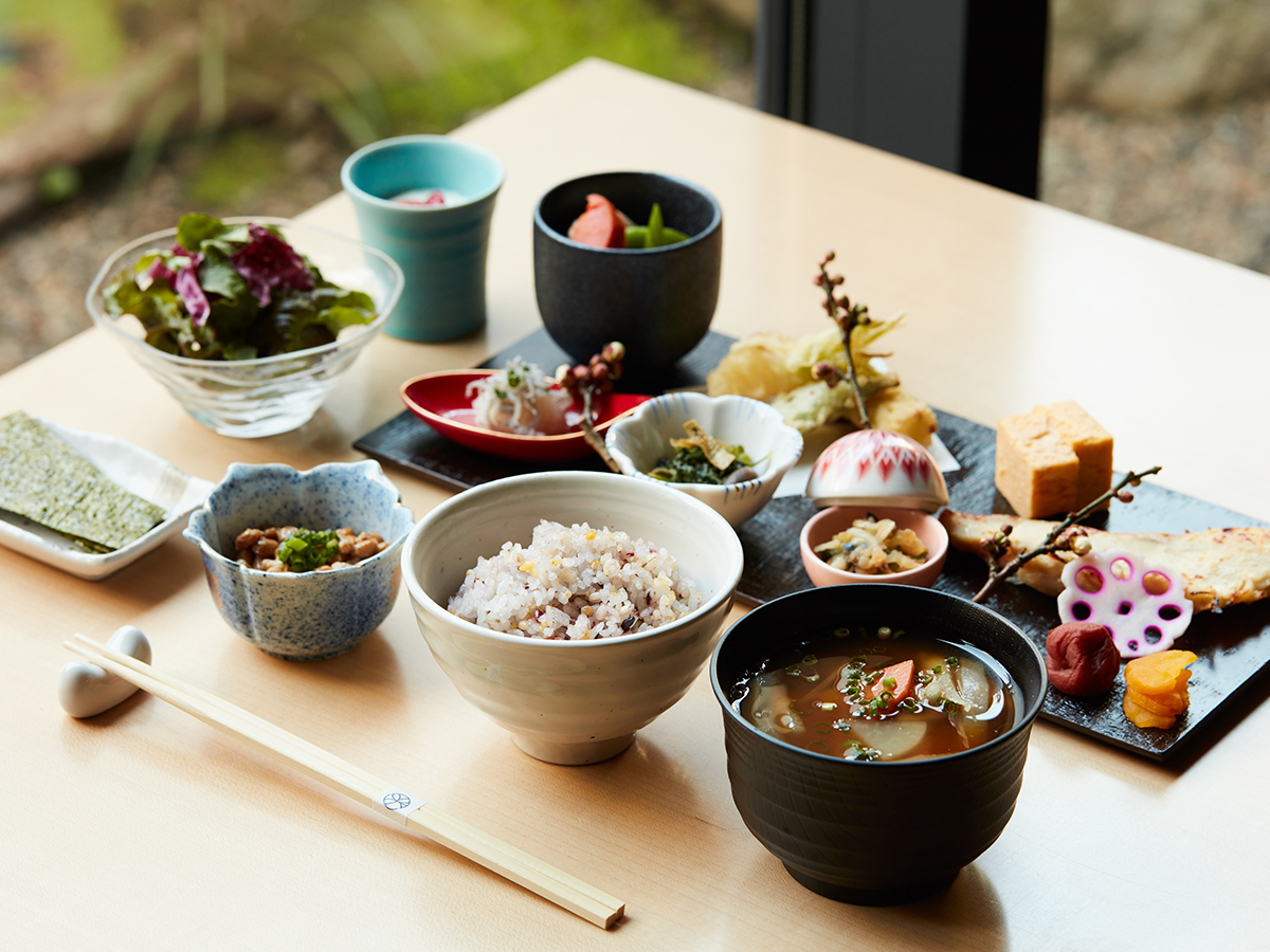 ONSEN RYOKAN 由縁 新宿 【由縁の朝食】旅の朝を健やかに。日本の文化を感じる旅館の和御膳<朝食付>