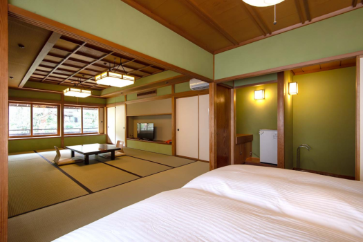 粟津温泉　法師 登録文化財棟【新春の館・和洋室】庭園を臨む12帖和室+ツイン