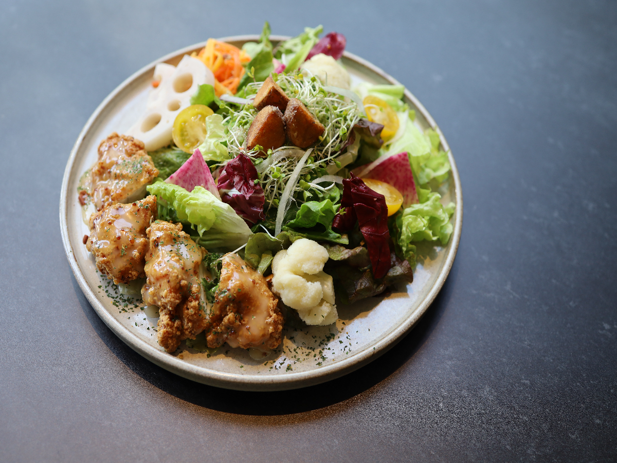 アパホテル〈東京西葛西駅前〉 【朝食付き】自慢のフレンチトーストと特製サラダの人気メニュー3種から選べるモーニングプレート