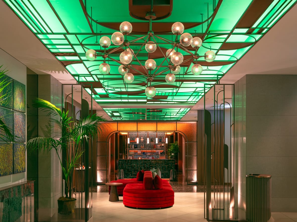 THE MARK GRAND HOTEL 【早割30】駅デッキ直通！ミニバーフリー・レストランでのフリーフロー・駐車場無料特典付（食事なし）