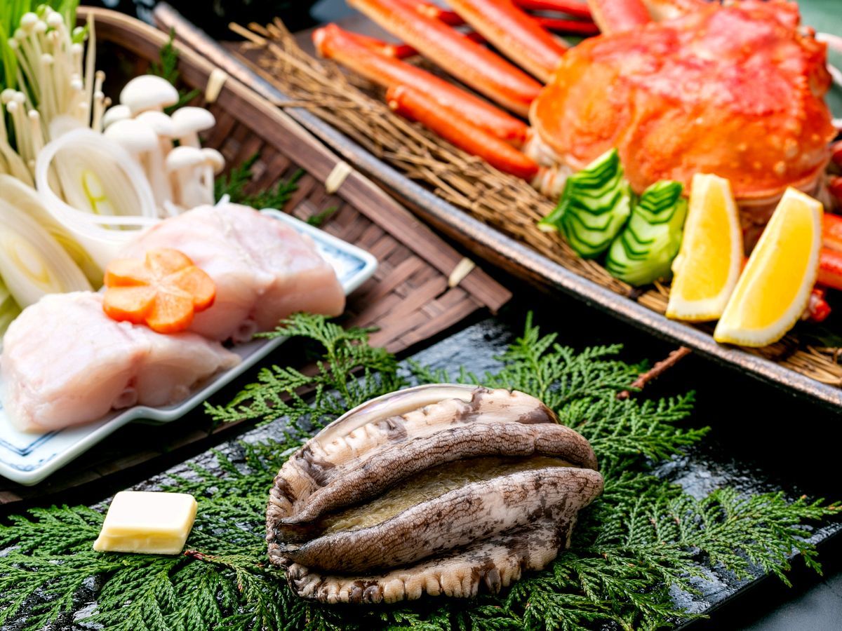 加賀山代温泉 みどりの宿 萬松閣 ★好評延長【カニ×ふぐ×活あわび】きときと夢会席★オトクな別注オプションで「丸ごと1杯蟹」に変更可